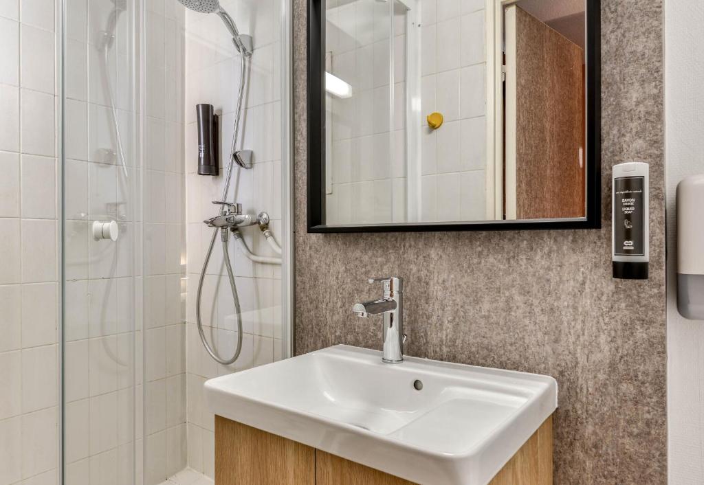 Koupelna v ubytování B&B HOTEL Sète Centre Gare