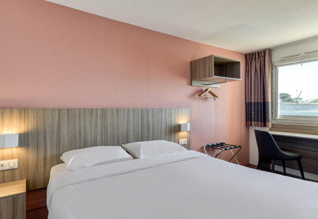 Postel nebo postele na pokoji v ubytování B&B HOTEL Sète Centre Gare