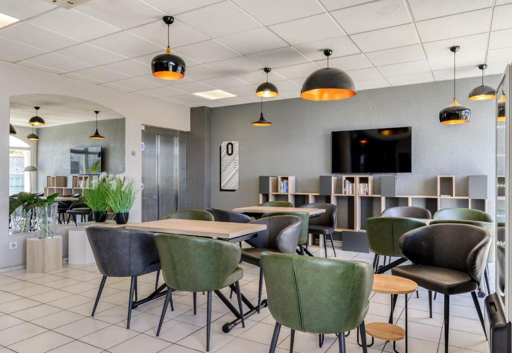 TV a/nebo společenská místnost v ubytování B&B HOTEL Sète Centre Gare