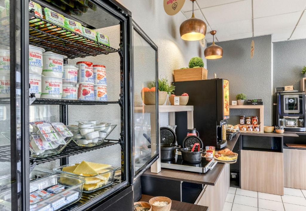 Kuchyň nebo kuchyňský kout v ubytování B&B HOTEL Sète Centre Gare