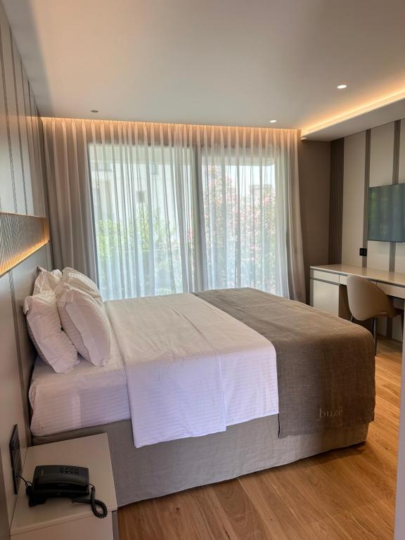Postel nebo postele na pokoji v ubytování Buzë Boutique Hotel