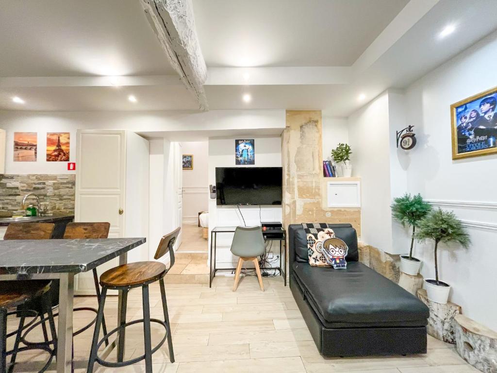 un salon avec un canapé et une table dans l'établissement 19 Atelier Montorgueil, à Paris
