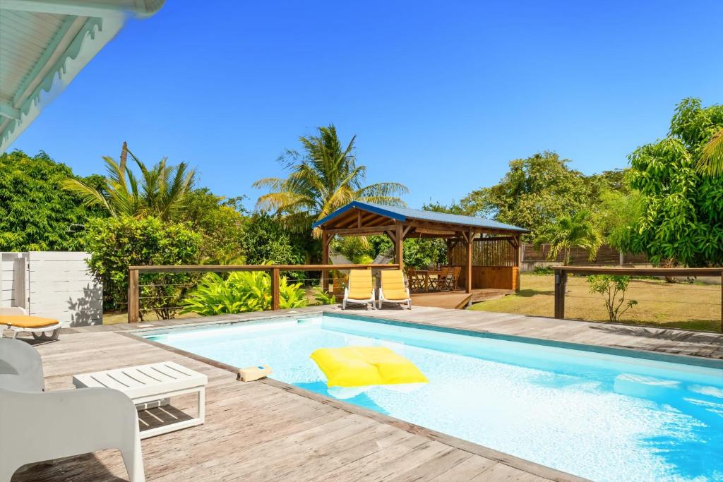 una piscina con cenador y una casa en Villa Douce, en Saint-François