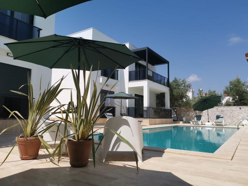 Bazén v ubytování 300m to Beach 2 Bedroom Garden Floor Flat with Pool A1 - Yeni Dünya Bodrum nebo v jeho okolí