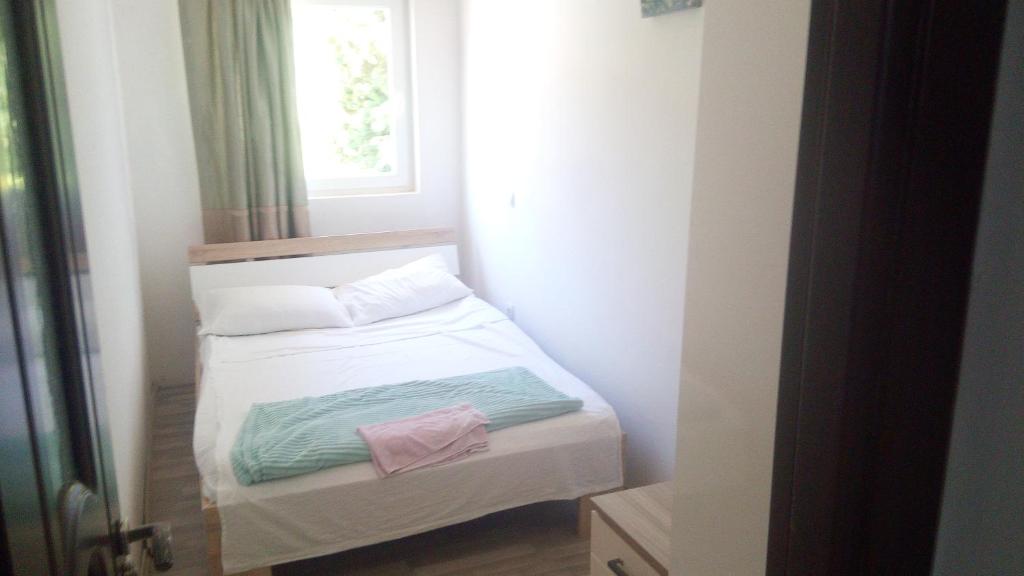 Posteľ alebo postele v izbe v ubytovaní Apartments and rooms Camelia