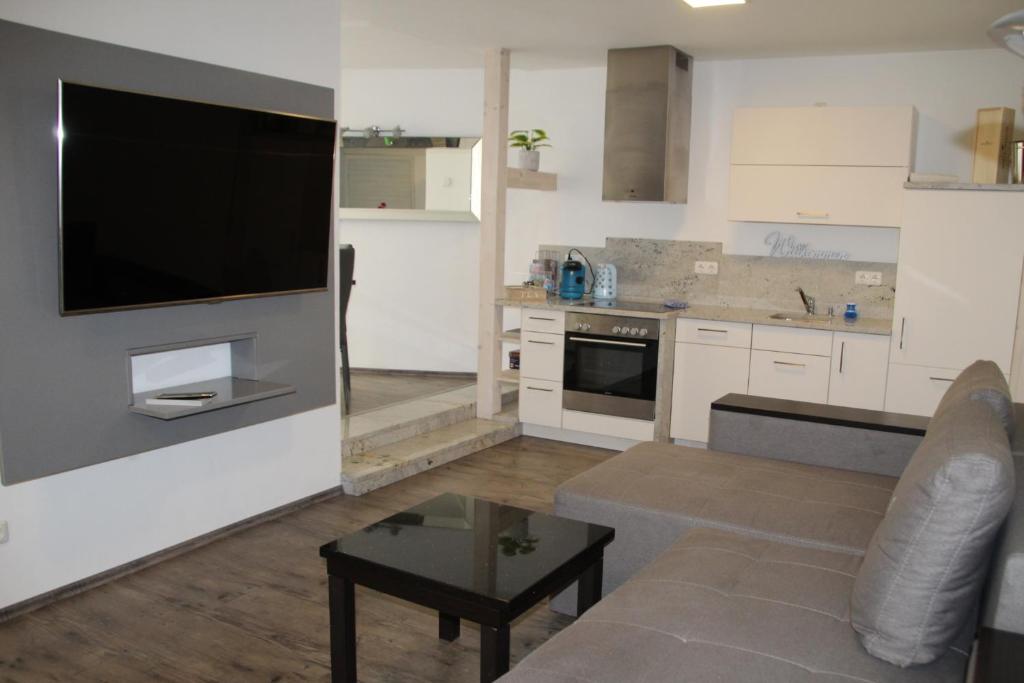 Una sala de estar con un televisor de pantalla plana en una pared. en Apartment Exclusiv, en Jena