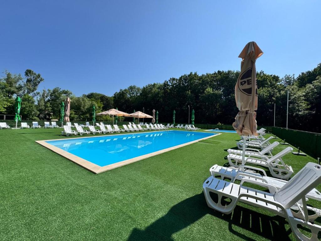 Bazén v ubytování Hotel Doi Haiduci nebo v jeho okolí