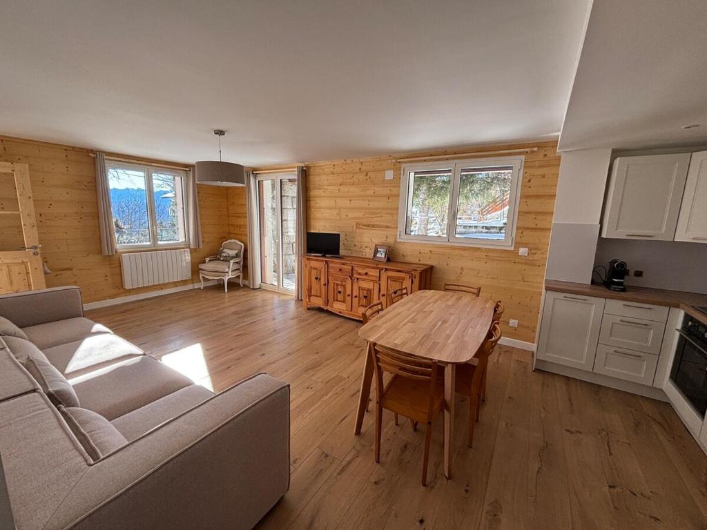 un salon avec une table et un canapé dans l'établissement Chalet 3 chambres avec jardin - Les Angles, aux Angles