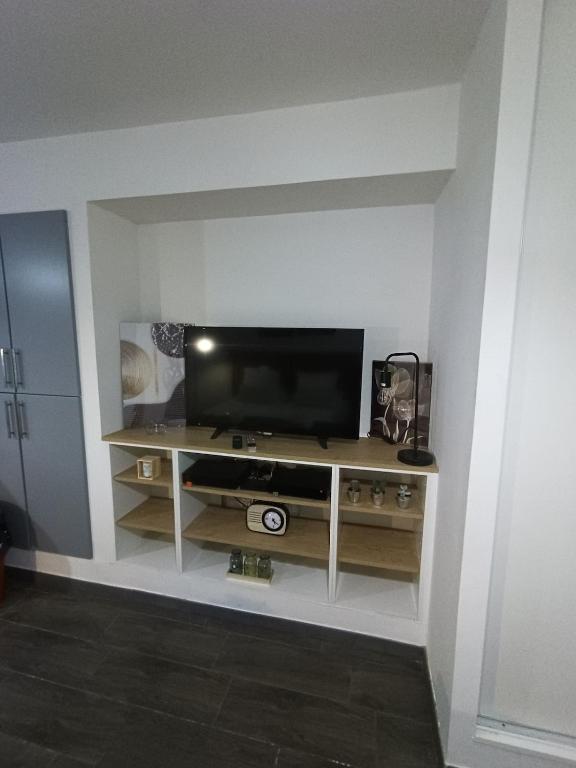 Elle comprend une télévision à écran plat. dans l'établissement Studio zen, à Bastia