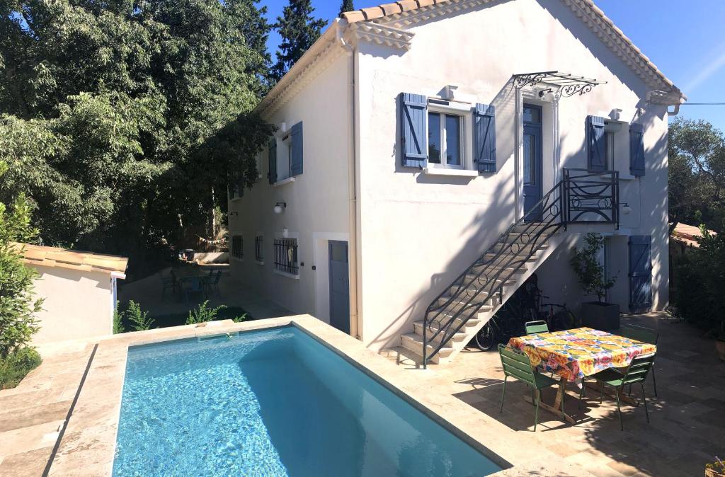 une villa avec piscine et une maison dans l'établissement Maison Familiale, à Nîmes