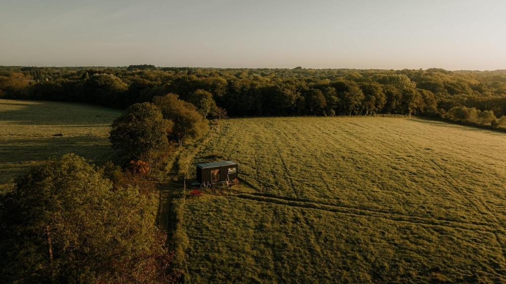 a small cabin in the middle of a field at Parcel Tiny House Ty Pois 1, près de la pointe de la torche in Plonéour-Lanvern