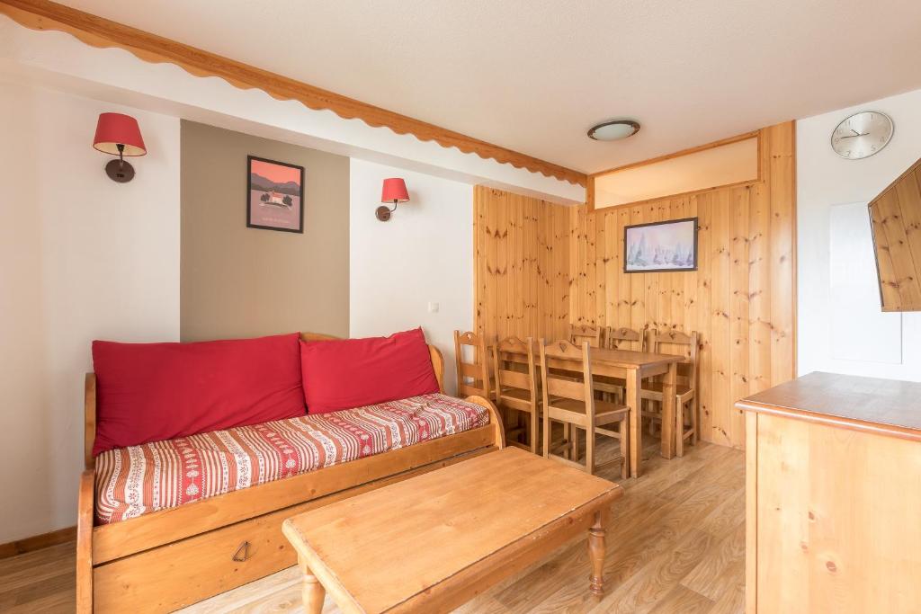 un salon avec un canapé et une table dans l'établissement Les Valerianes - Vue Montagne, aux Orres