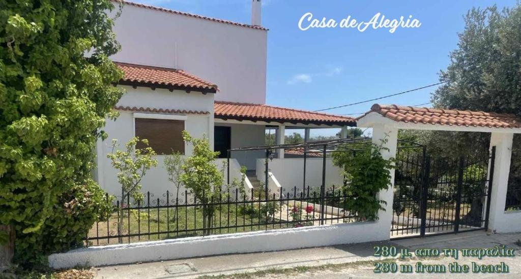 a white house with a black fence at Casa de Alegria in Eretria