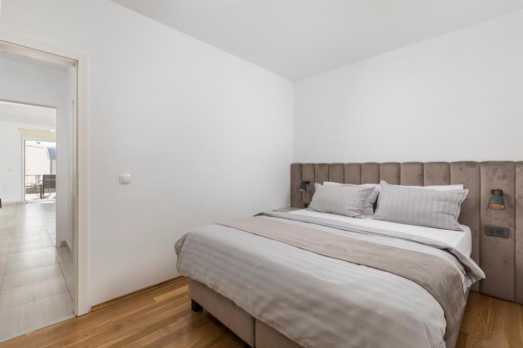 Posteľ alebo postele v izbe v ubytovaní Pool Apartment Maurina Opatija with sea view