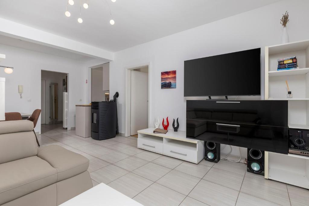Televízia a/alebo spoločenská miestnosť v ubytovaní Pool Apartment Maurina Opatija with sea view