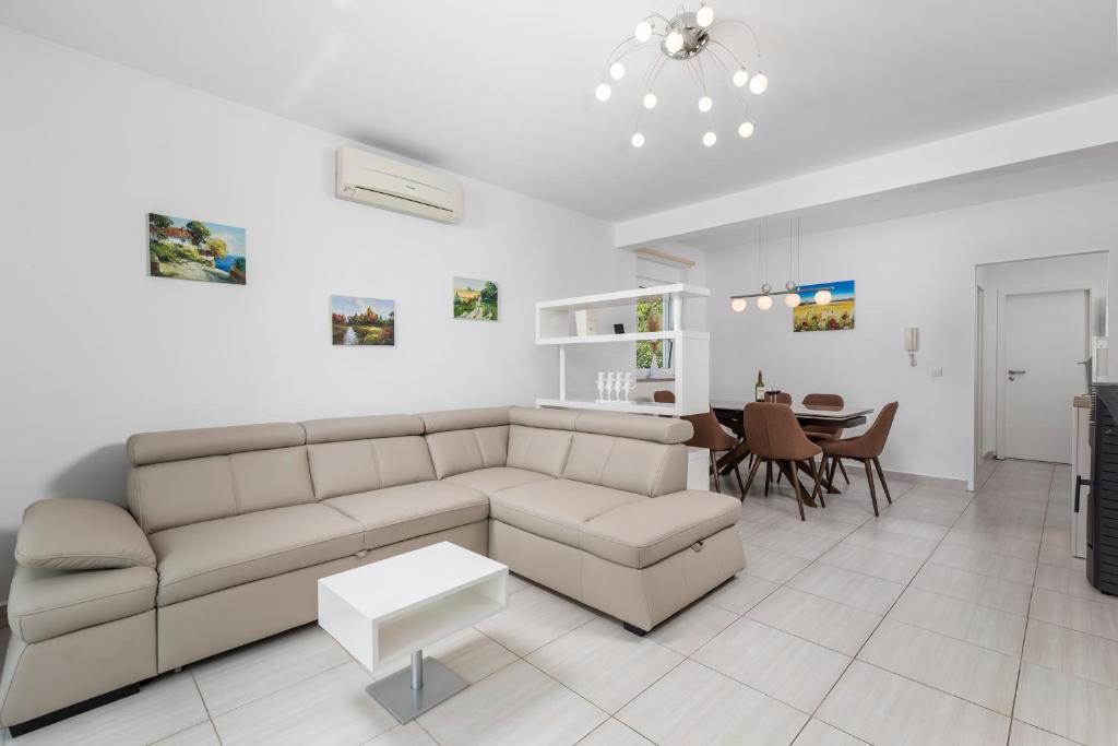 Posedenie v ubytovaní Pool Apartment Maurina Opatija with sea view