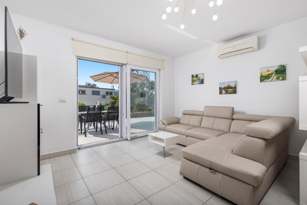Posedenie v ubytovaní Pool Apartment Maurina Opatija with sea view