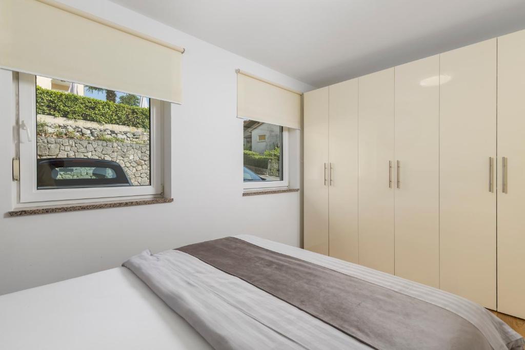 Posteľ alebo postele v izbe v ubytovaní Pool Apartment Maurina Opatija with sea view