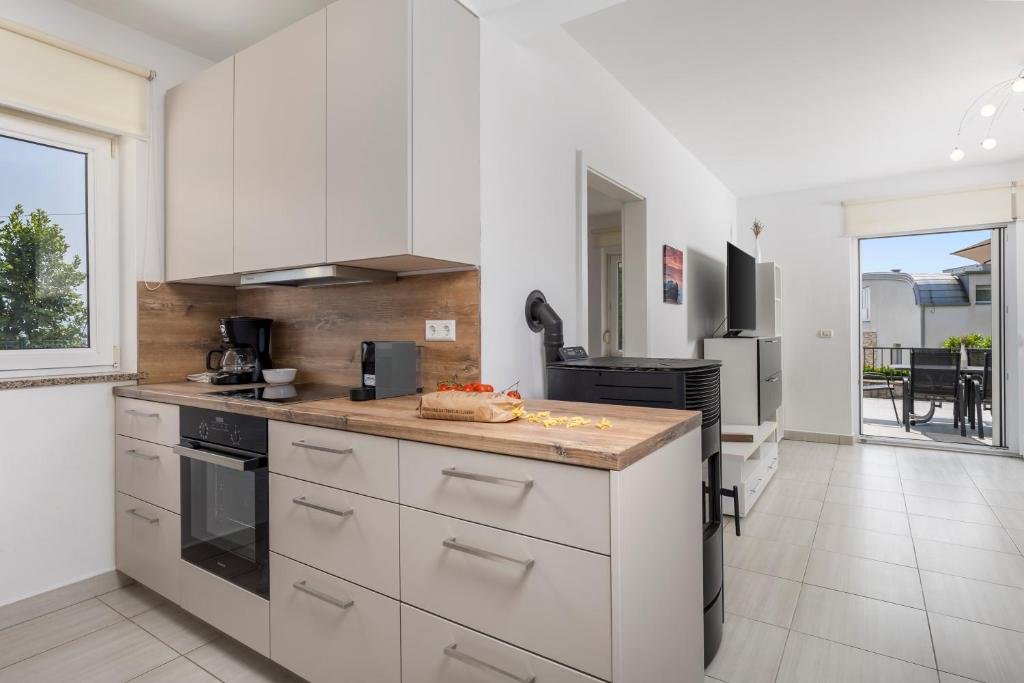 Kuchyňa alebo kuchynka v ubytovaní Pool Apartment Maurina Opatija with sea view