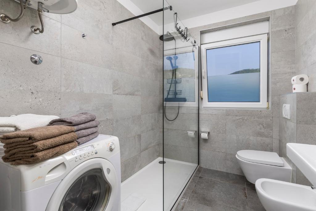 Kúpeľňa v ubytovaní Pool Apartment Maurina Opatija with sea view