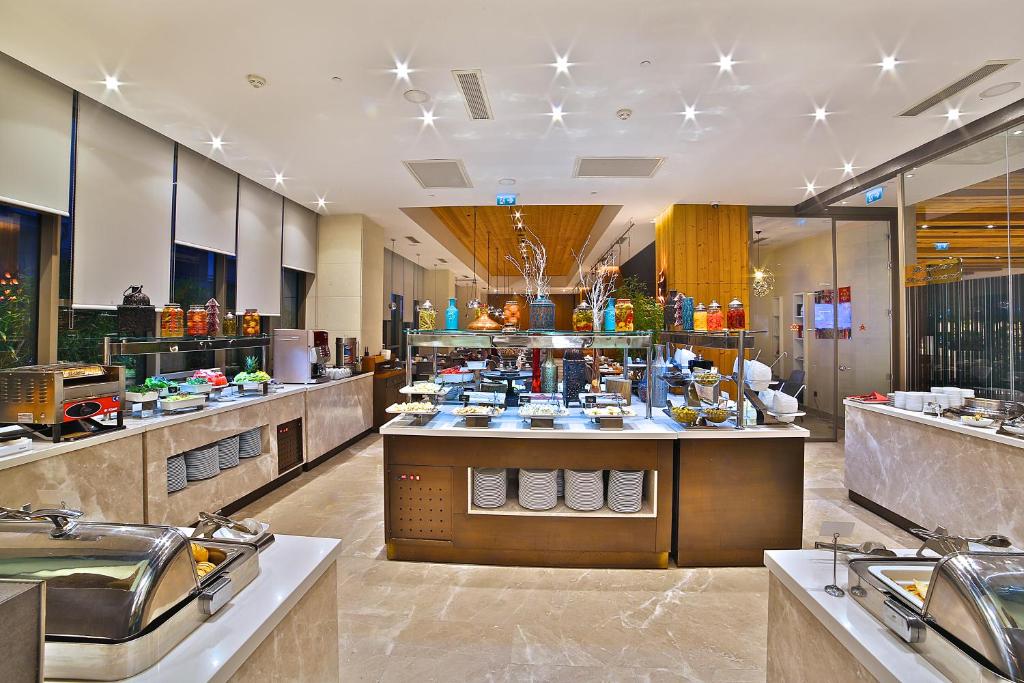 Comida no hotel ou em algum lugar perto