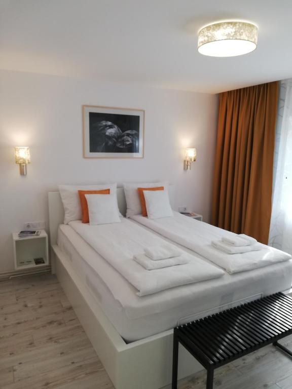 Ένα ή περισσότερα κρεβάτια σε δωμάτιο στο KM Art Apartman