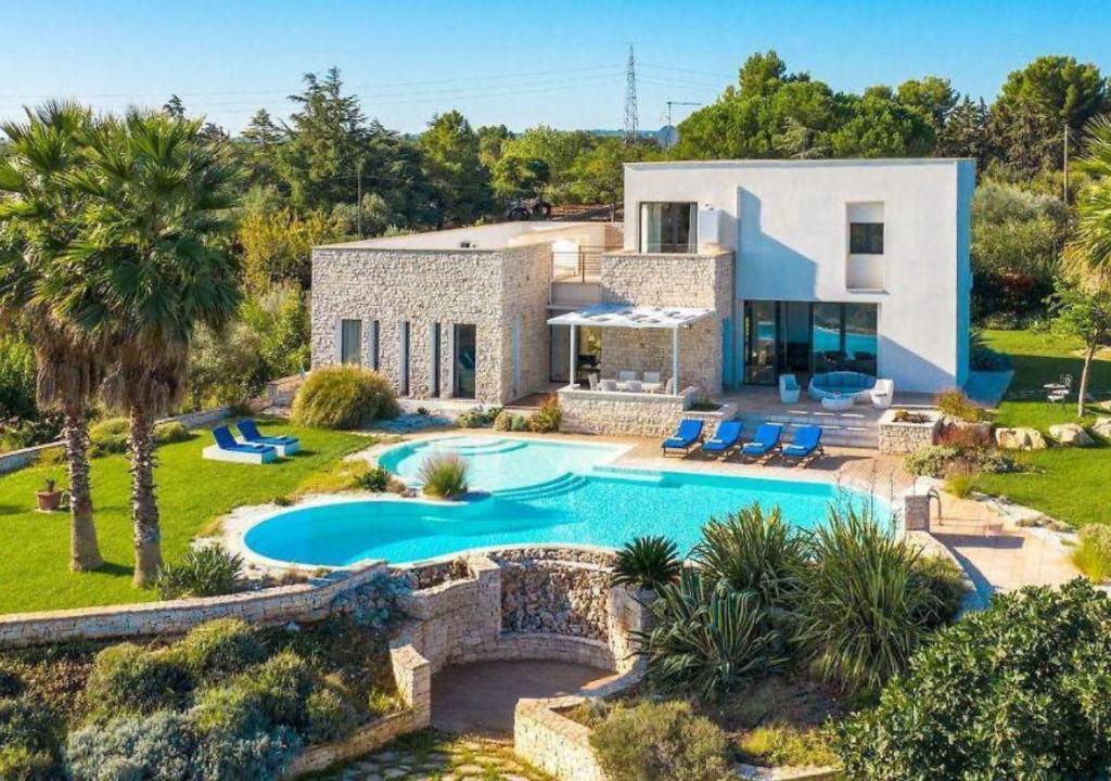 une vue aérienne d'une maison avec piscine dans l'établissement Villa Flavia, à Polignano a Mare