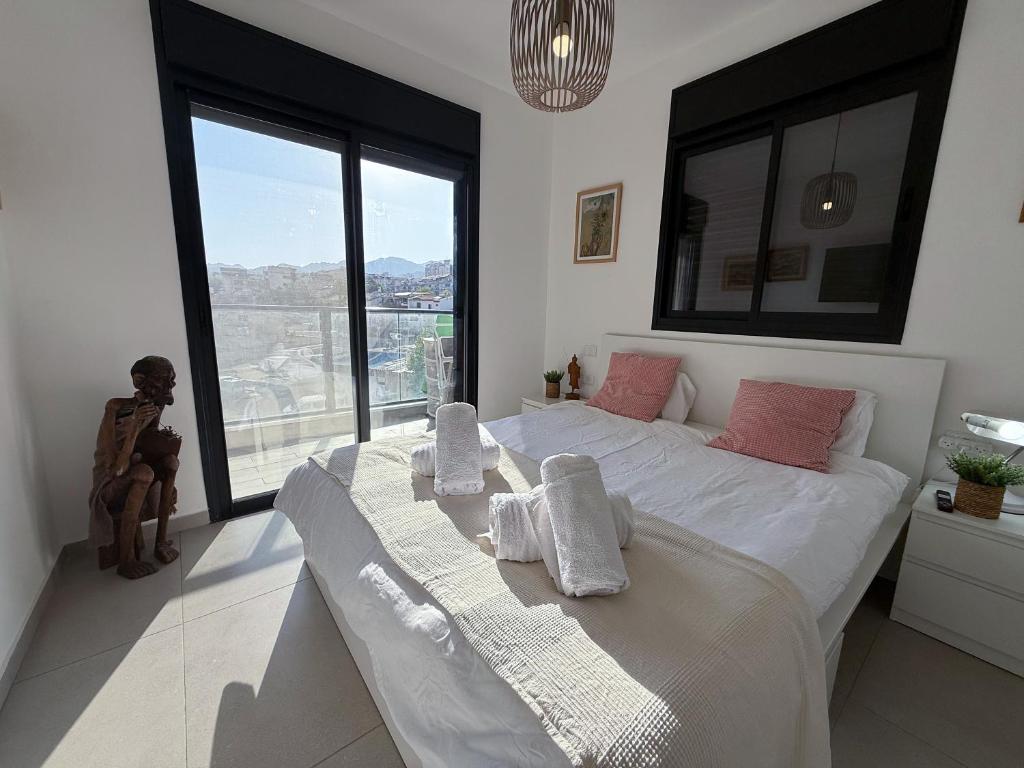 En eller flere senge i et værelse på Eilat Vacation Apartment