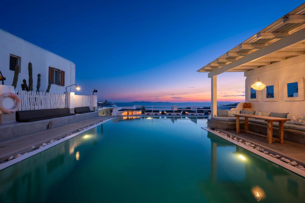 Bazén v ubytování Flaskos Luxury Suites nebo v jeho okolí