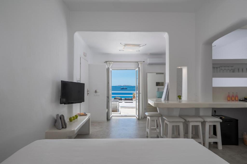 TV a/nebo společenská místnost v ubytování Flaskos Luxury Suites