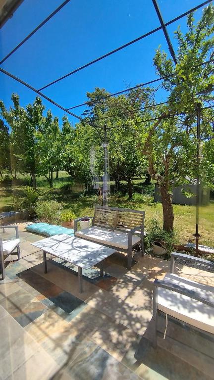 une table de pique-nique et deux bancs dans un parc dans l'établissement LE Garden, à Albi