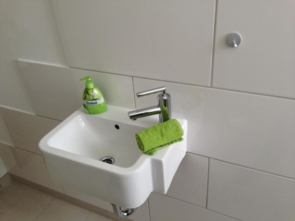 Pension Albert - möblierte Einzel- und Doppel- Zimmer auf Zeit - Twin Room With Shared Bathroom