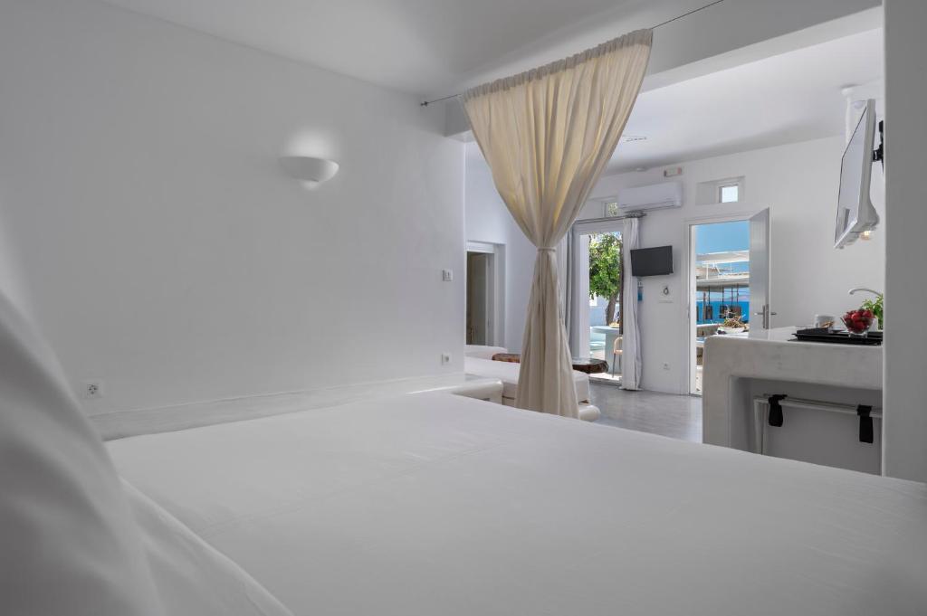 Postel nebo postele na pokoji v ubytování Flaskos Luxury Suites