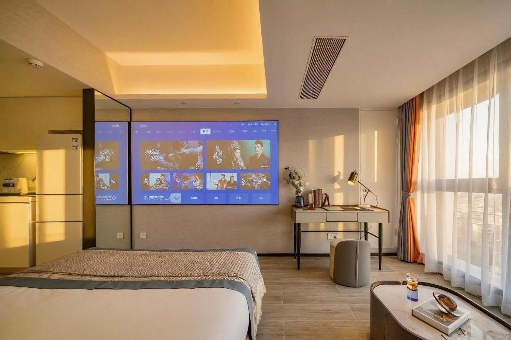 TV a/nebo společenská místnost v ubytování Yomanjoo City View Hotel - Shenzhen Nanshan Coastal City Flagship Store