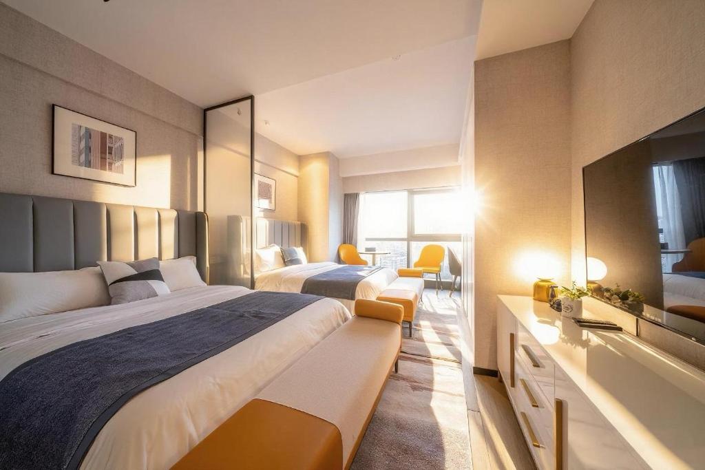 Postel nebo postele na pokoji v ubytování Yomanjoo City View Hotel - Shenzhen Nanshan Coastal City Flagship Store