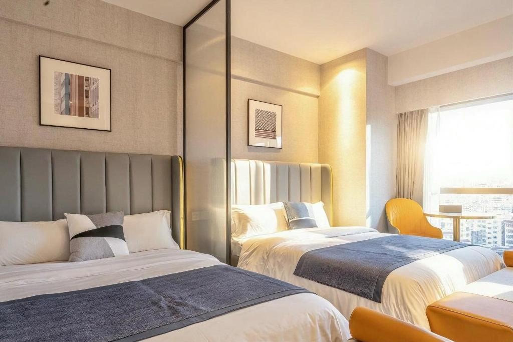 Postel nebo postele na pokoji v ubytování Yomanjoo City View Hotel - Shenzhen Nanshan Coastal City Flagship Store