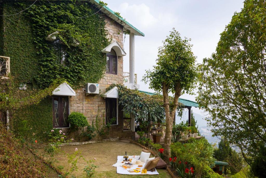 ein Haus mit einem Tisch davor in der Unterkunft Heaven on Hills by The StayCationer in Bhīm Tāl