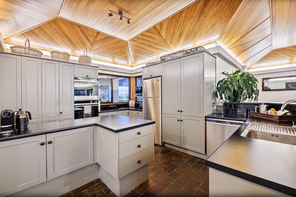 Kuchyň nebo kuchyňský kout v ubytování Lakeview Lodge Karapiro
