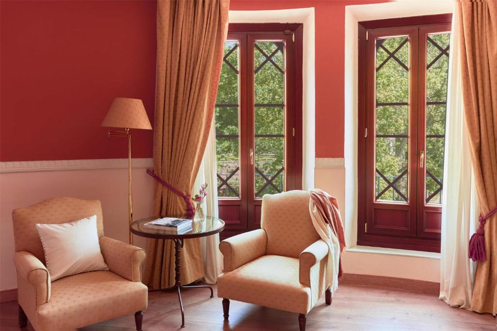 A seating area at Alhambra Palace Hotel