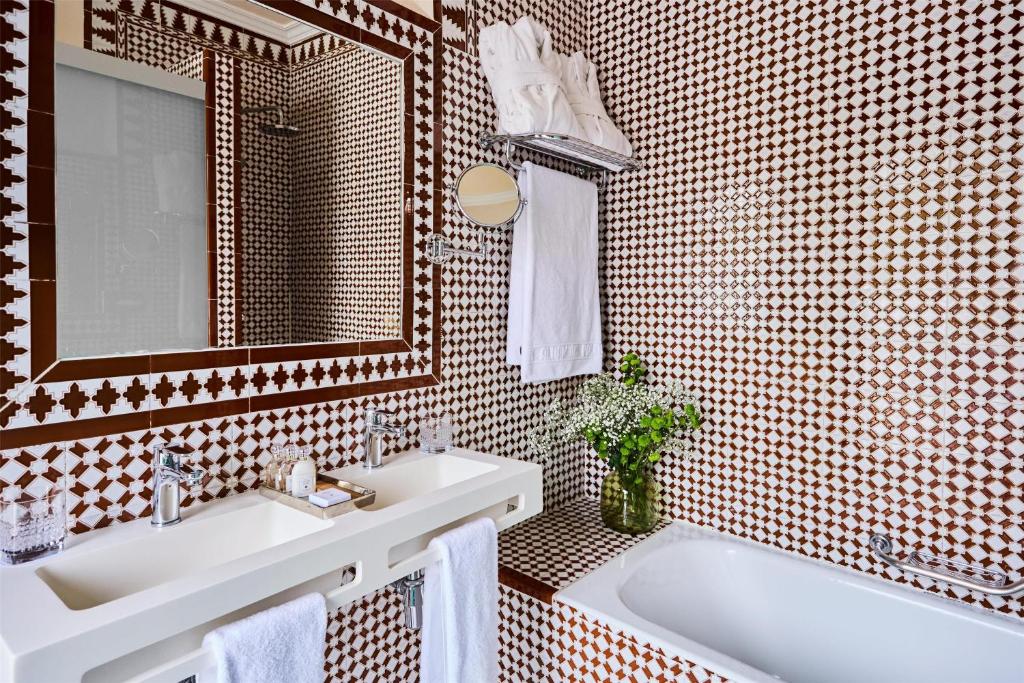 A bathroom at Alhambra Palace Hotel