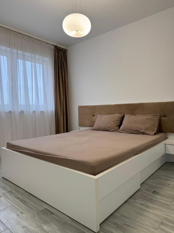 Ένα ή περισσότερα κρεβάτια σε δωμάτιο στο Oradea Nest Cozy Apartment