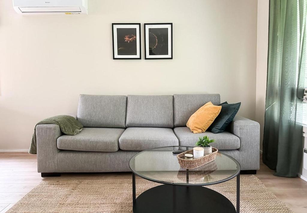 Χώρος καθιστικού στο Modern apartment by the lake