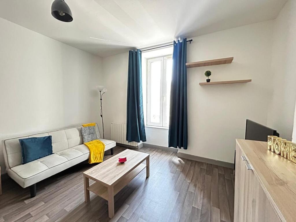 un salon avec un canapé et une table dans l'établissement Le Hoche&Chill, proche de la Gare, à Limoges