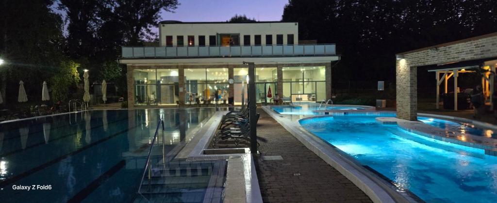 Holiday Beach Budapest Wellness Hotel with Sauna Park - Resim 8