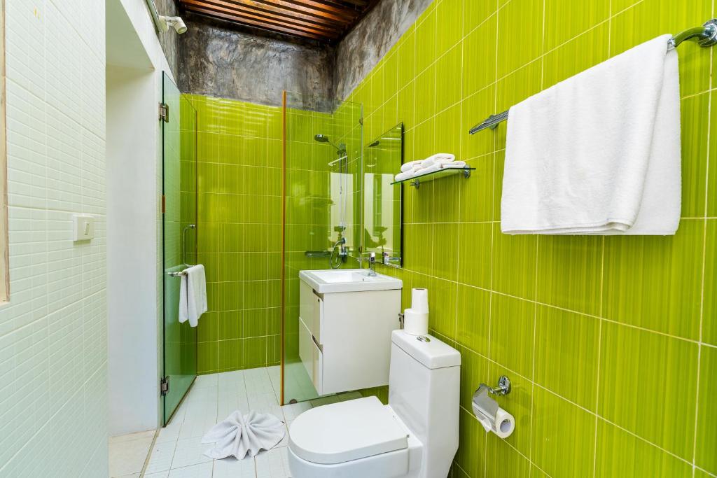 Koupelna v ubytování Exotic 3BR Villa Solandra with Tropical Pool and Private Rooftop Terrace in Bangtao