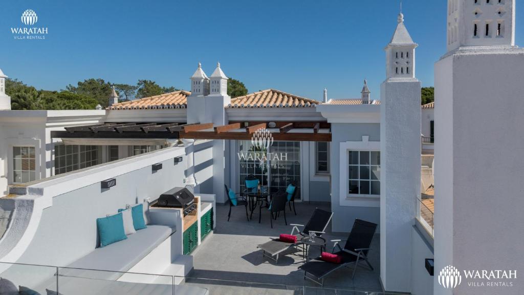 Apartment Kairi في فالي دو لوبو: منظر من شرفة منزل مع فناء