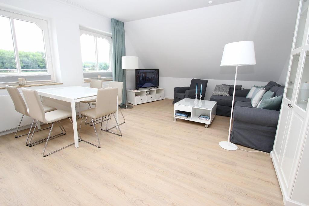 una sala de estar con una mesa y un sofá en Vorderreihe, Fewo 157, en Travemünde