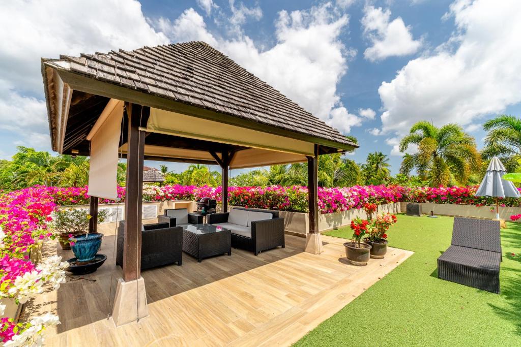 Zahrada ubytování Exotic 3BR Villa Solandra with Tropical Pool and Private Rooftop Terrace in Bangtao