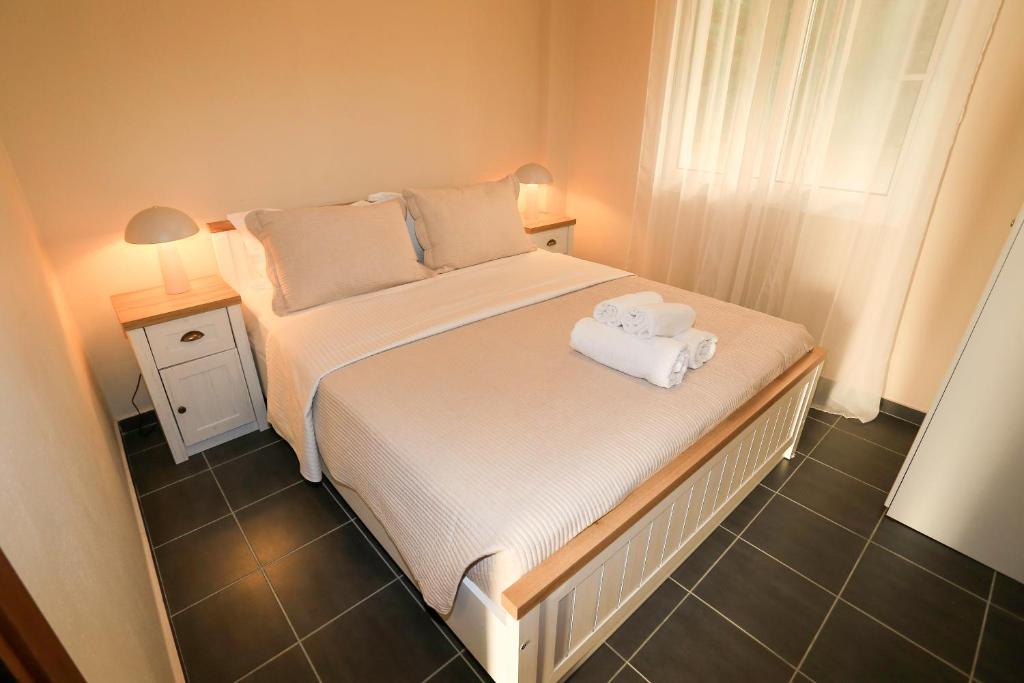 Postel nebo postele na pokoji v ubytování Tranquil Retreat in Kriopigi