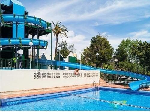 un parque acuático con un tobogán y una piscina en BenalBeach Paradise, en Benalmádena